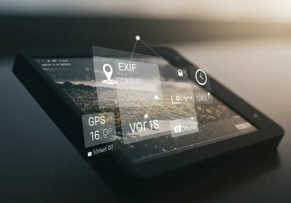 Illustration eines Fotos, das versteckte EXIF-Daten wie den GPS-Standort preisgibt.