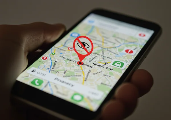 Telefon pintar menunjukkan peta GPS dengan amaran privasi